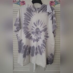 Livi Active Spiral Tie-Dye Hooded Short Sleeve Top in White and Light Gray
